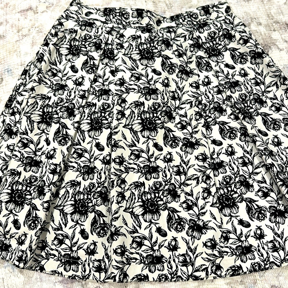 CYNTHIA ROWLEY Black White Floral Swing Skirt Size Small or 6 Like New Feminine
